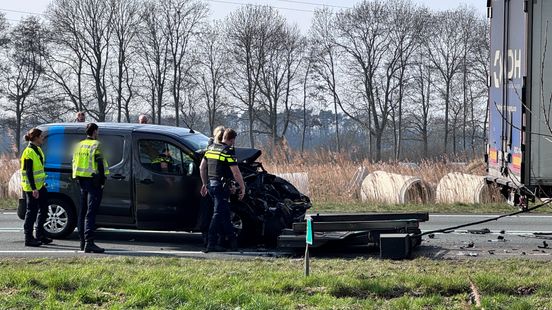 N36 afgesloten na ongeluk tussen vrachtauto en bestelbus. N36 afgesloten na ongeluk tussen vrachtauto en bestelbus.
