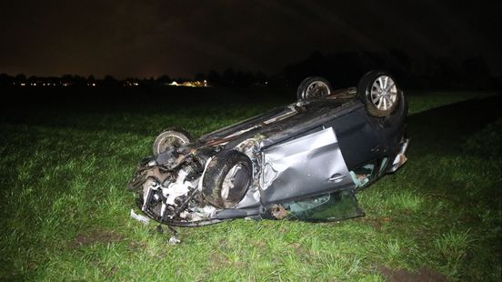 Auto komt op de kop terecht bij eenzijdig ongeval