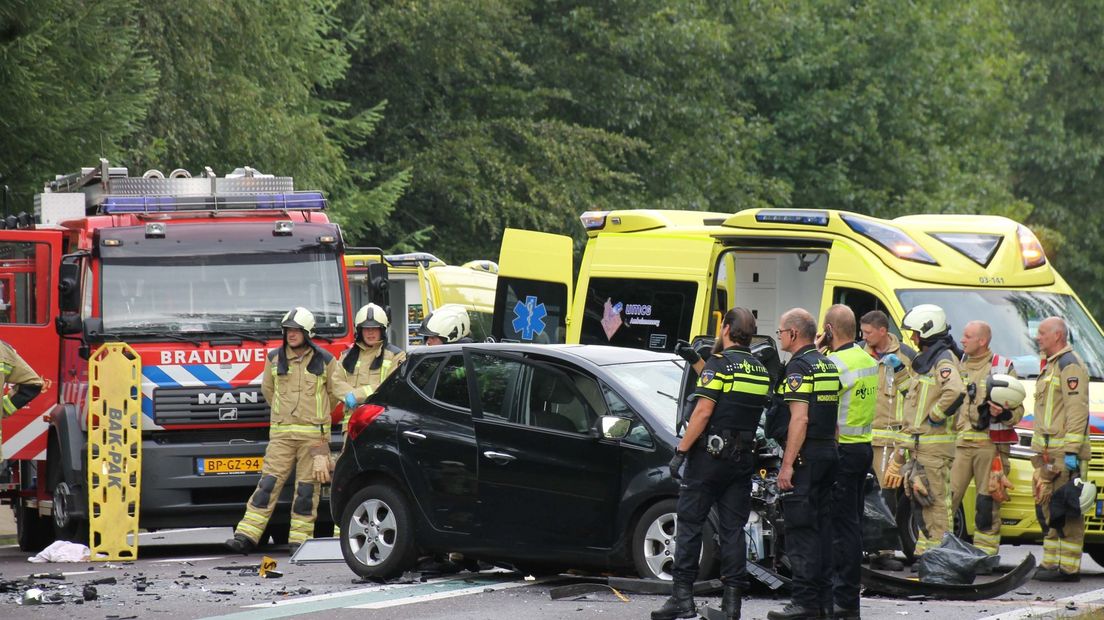 De auto's botsten frontaal tegen elkaar