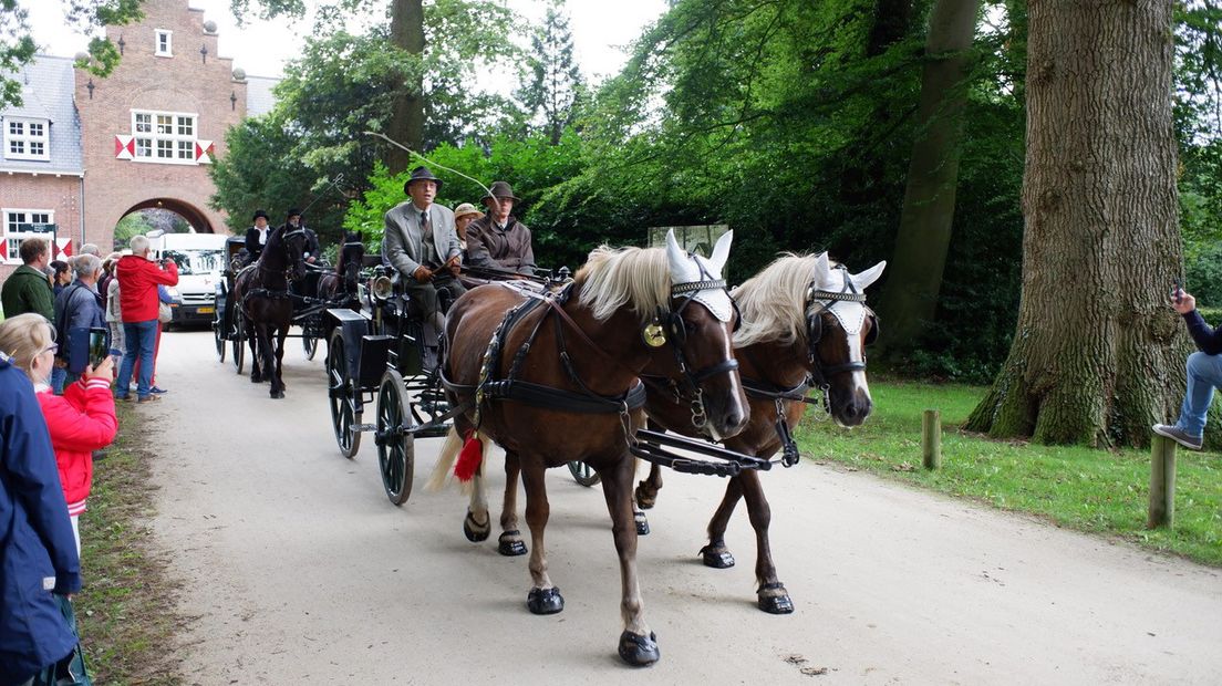 De koetsen rijden het terrein op.