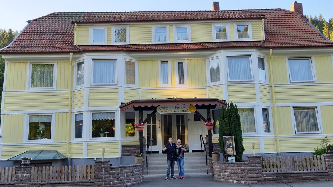 Nietsvermoedend begonnen ze aan het einde van de winter met hun nieuwe leven. Susan en Bernard Boone uit Nunspeet gooiden het roer om en begonnen een pension in Duitsland. Maar toen het stel net een week de deuren had geopend, moesten ze dicht vanwege de coronamaatregelen. Inmiddels zijn ze weer open, maar Nederlanders zijn er nog niet geweest.