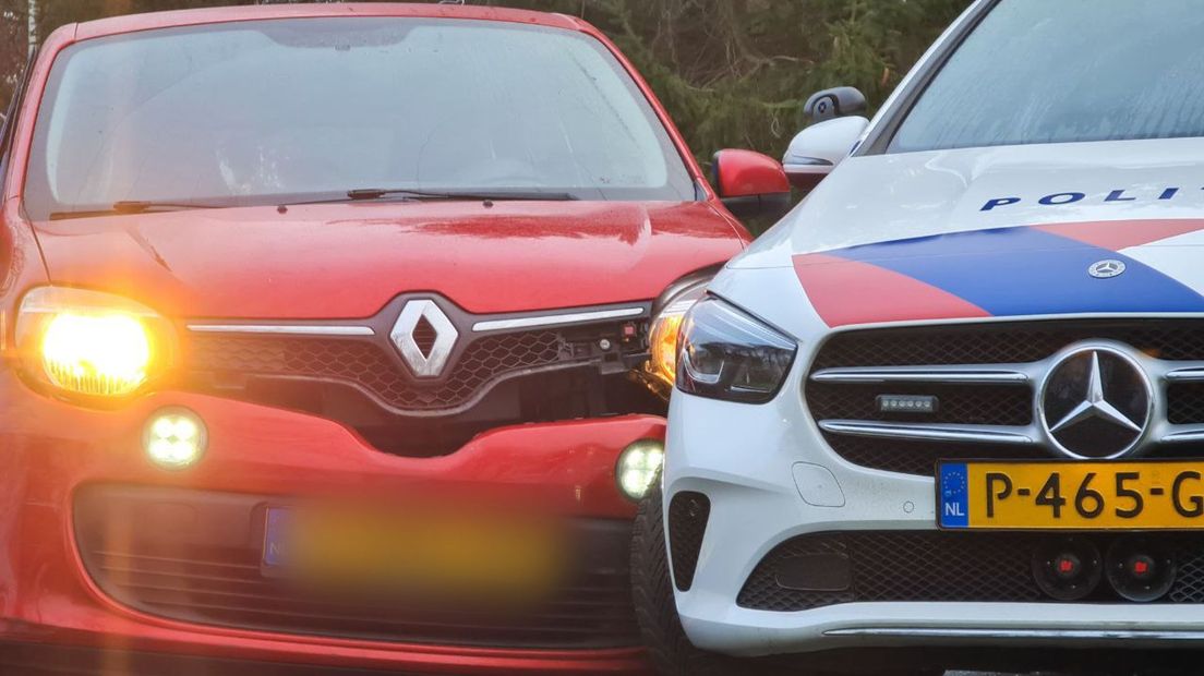 Meerdere politieauto's beschadigd blij klemrijden Renault