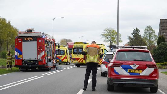 Ernstig ongeluk op N377, voetganger komt onder vrachtwagen terecht. Ernstig ongeluk op N377, voetganger komt onder vrachtwagen terecht.