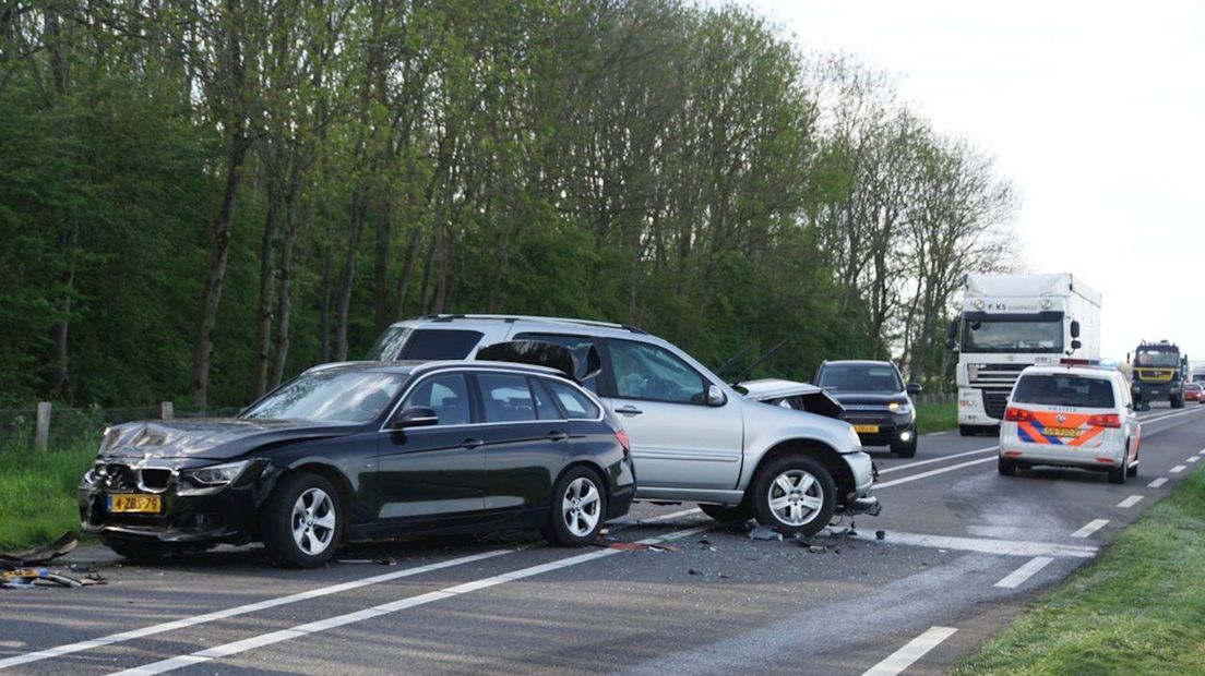 De twee wagens raakten fors beschadigd door de aanrijding