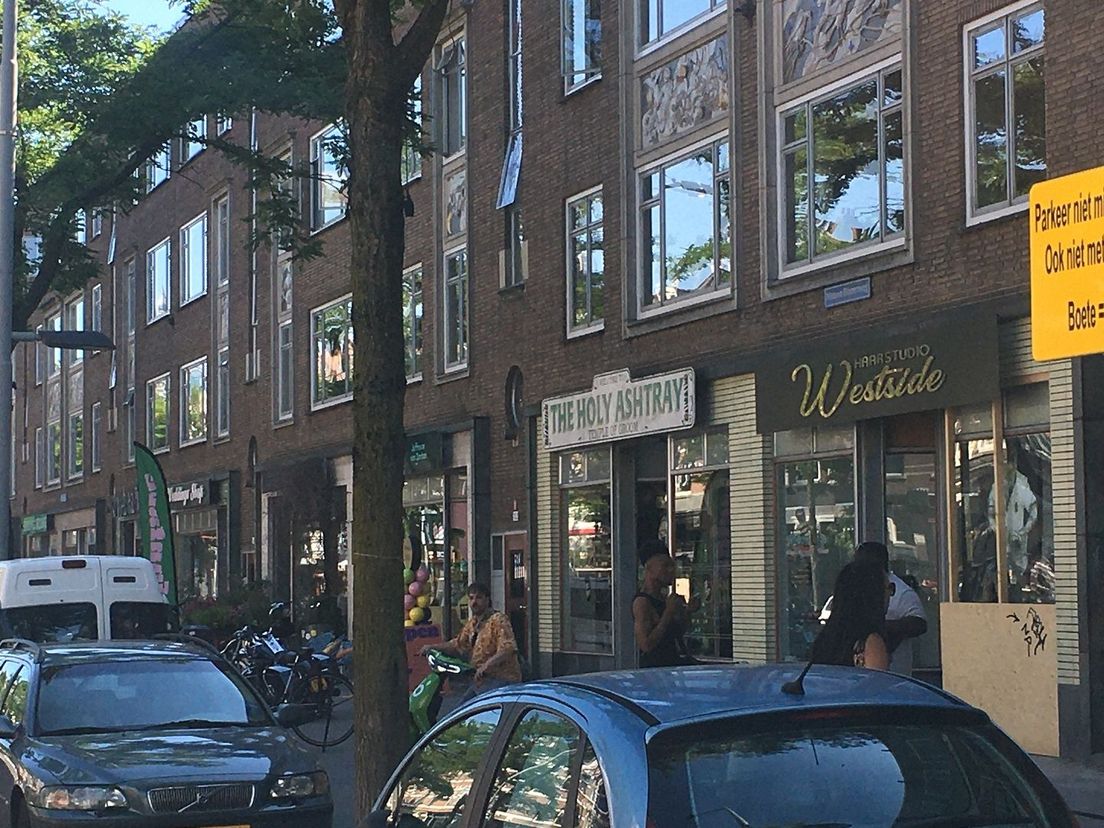 De gemeente hing eind juli borden op tegen fout parkeren op de Nieuwe Binnenweg