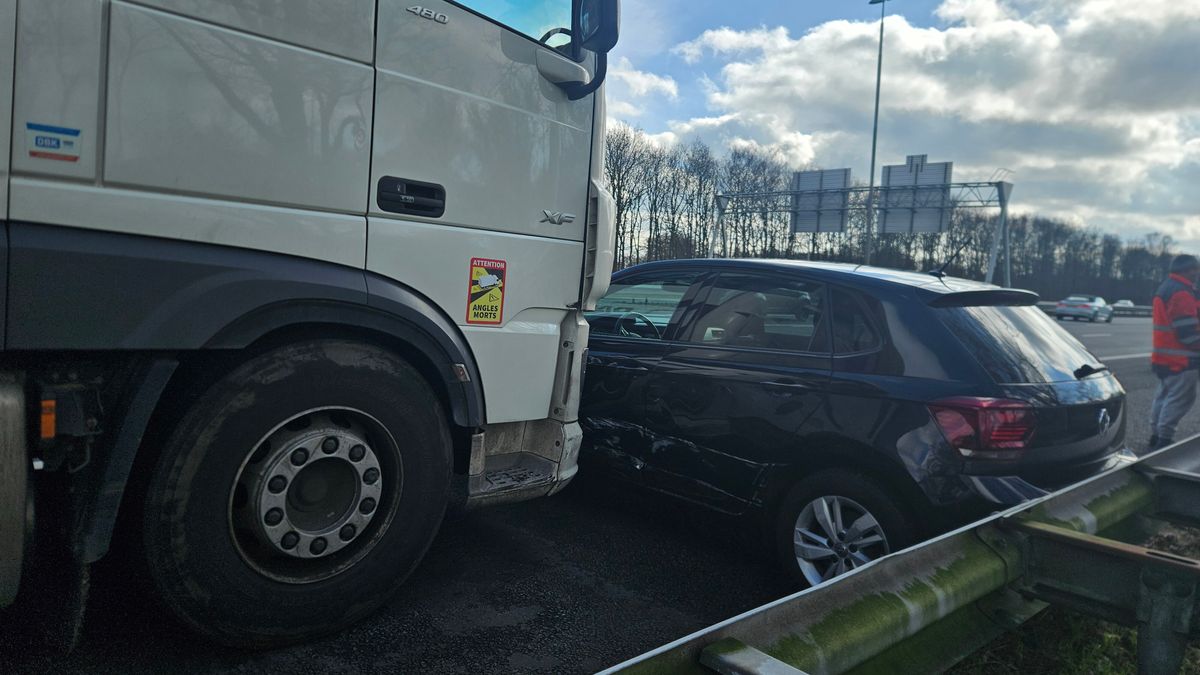 Vrachtwagen en auto stranden op vluchtstrook A28 na ongeluk