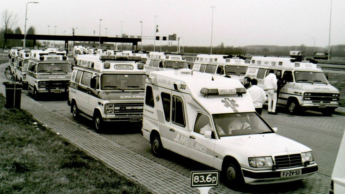 Ambulances verzamelen zich op een parkeerplaats voor de evacuatie in Tiel.