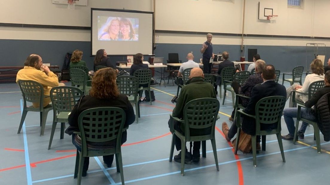 Jacques tijdens zijn lezing in de sportruimte van de gevangenis