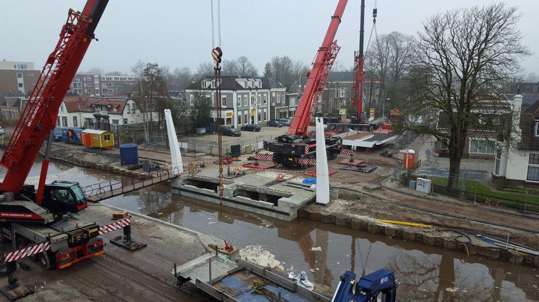De Groningerbrug wordt geplaatst (Rechten: RTV Drenthe / Dylan de Lange)