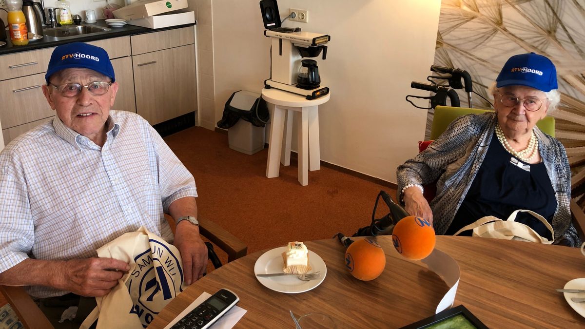 Koffie en gebak in Nieuwolda: Gerrit (100) en Annie (103) vieren verjaardag
