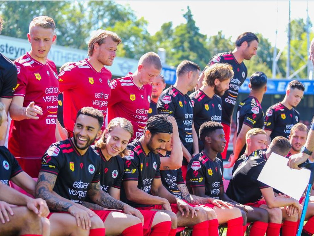 Excelsior voorafgaan aan de teamfoto, eerder deze maand. (VK Sportphoto - Mischa Keemink)