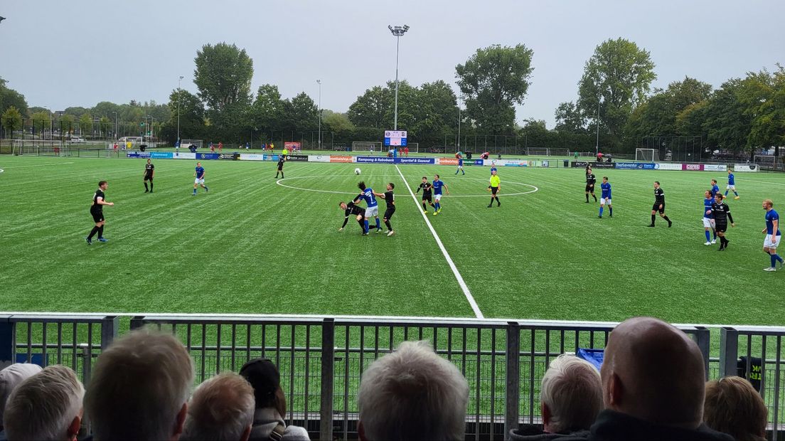 De voetballers van Kampong in het blauw