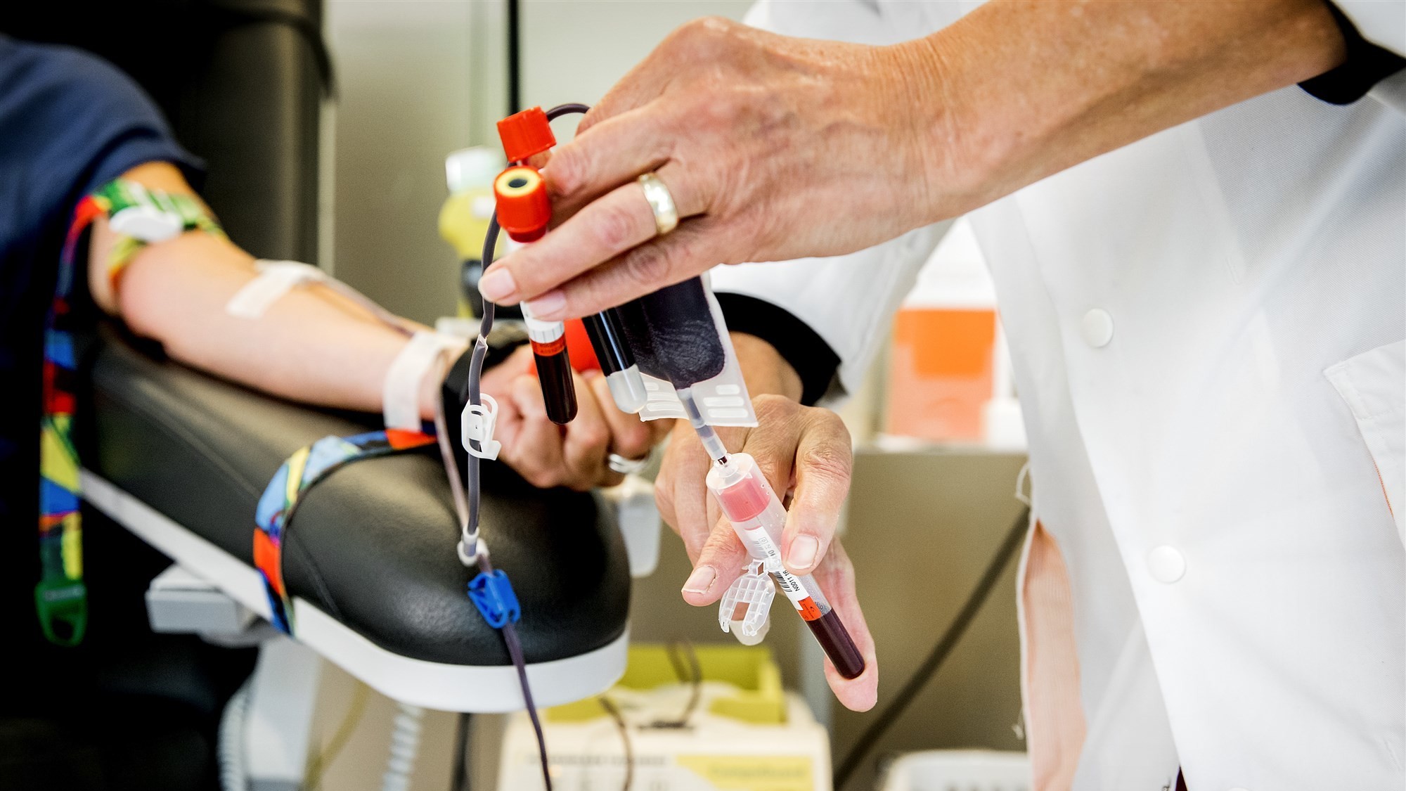 Bloed prikken aan huis straks makkelijker in Zeeuws-Vlaanderen - Omroep