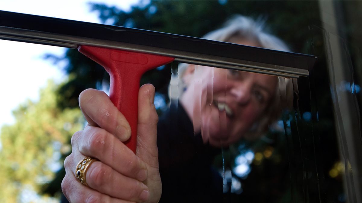 Oude kranten en afwasmiddel: ramen zemen zonder strepen met deze vijf