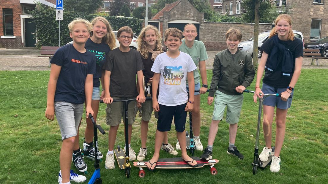De kinderen in de buurt die actie voeren