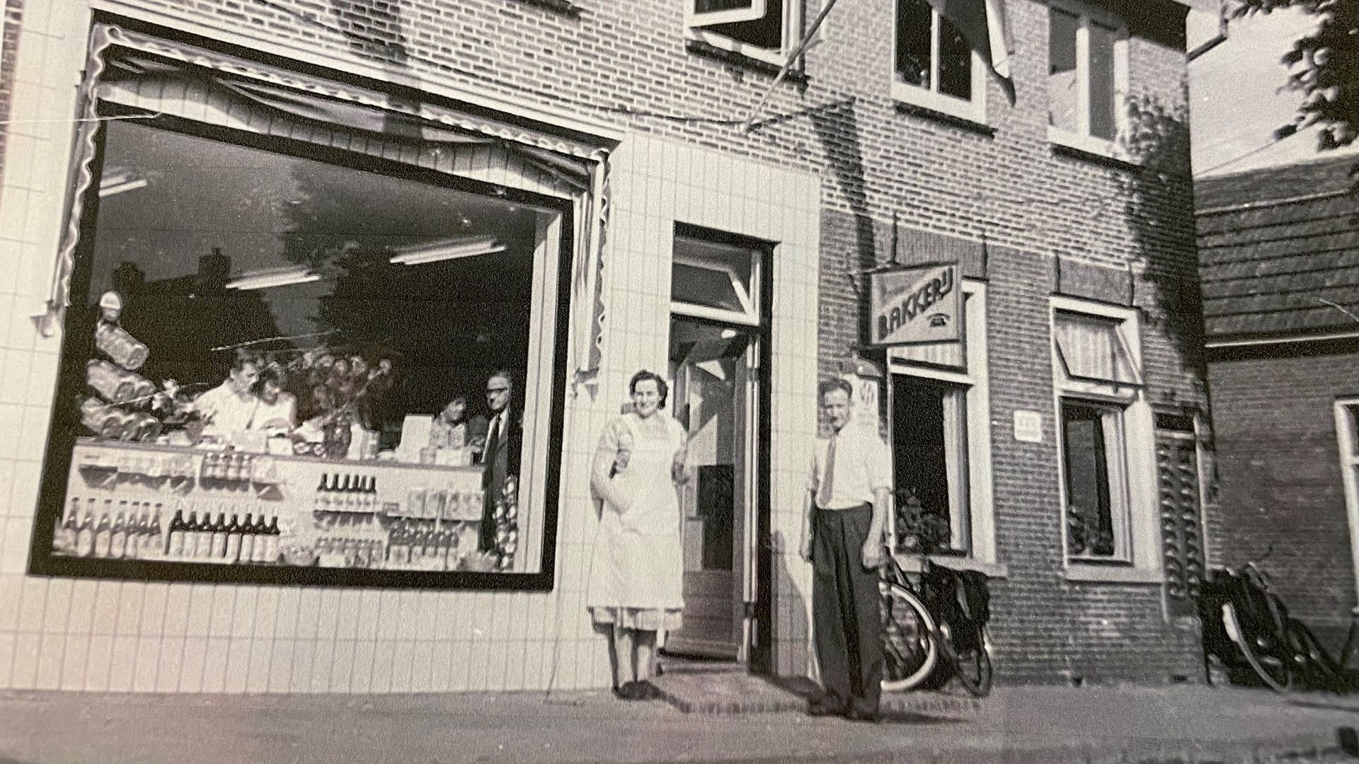 De ouders van Riemer van der Velde bij de winkel