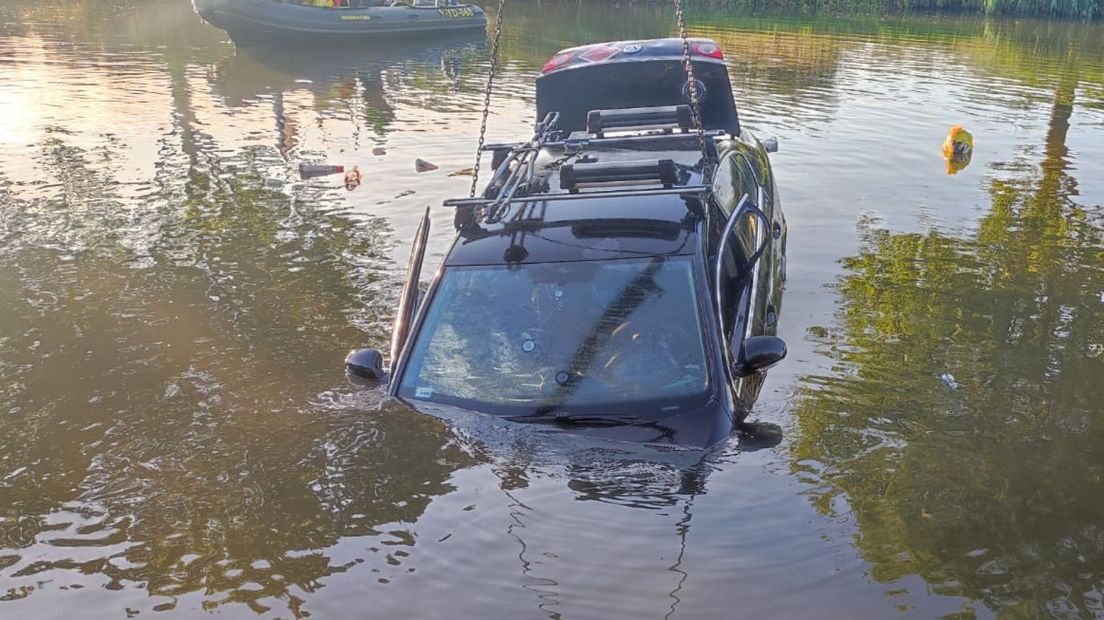 De auto is in z'n geheel in het water terechtgekomen