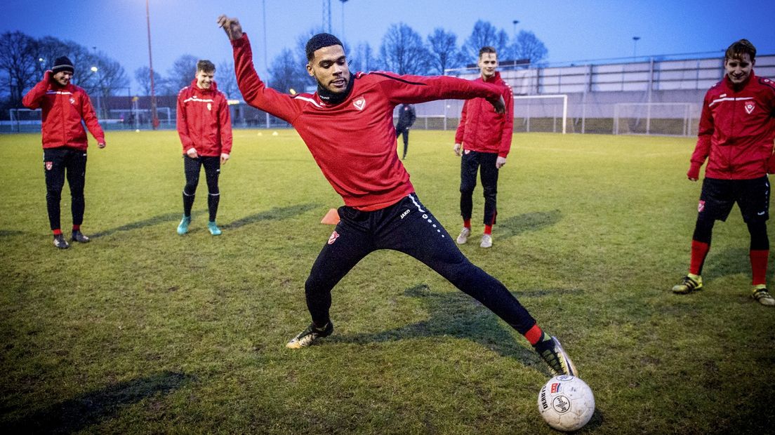 Kellian van der Kaap in het midden tijdens een rondo bij Harkemase Boys