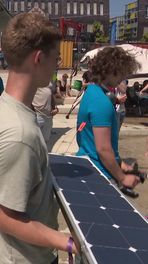 Scholieren racen met zonneboot