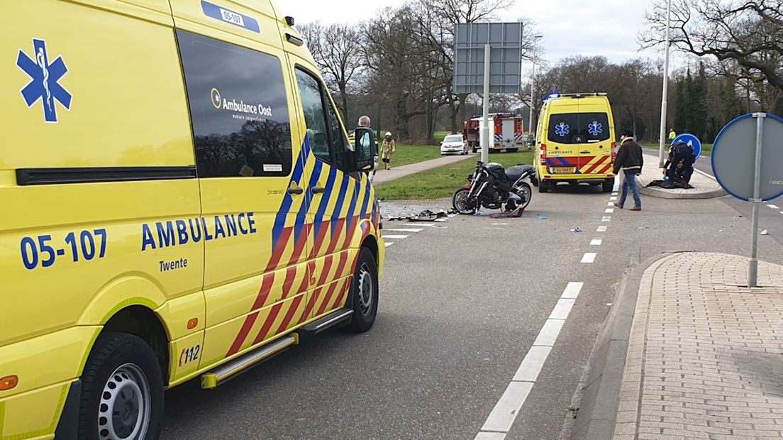 Motorrijder met spoed naar ziekenhuis na aanrijding met auto in Delden