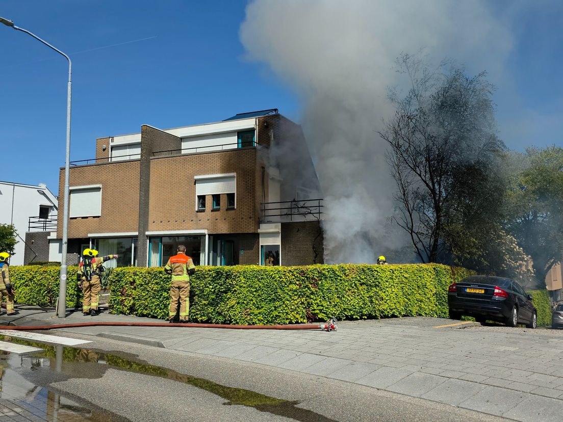 Bij de brand kwam veel rook vrij.