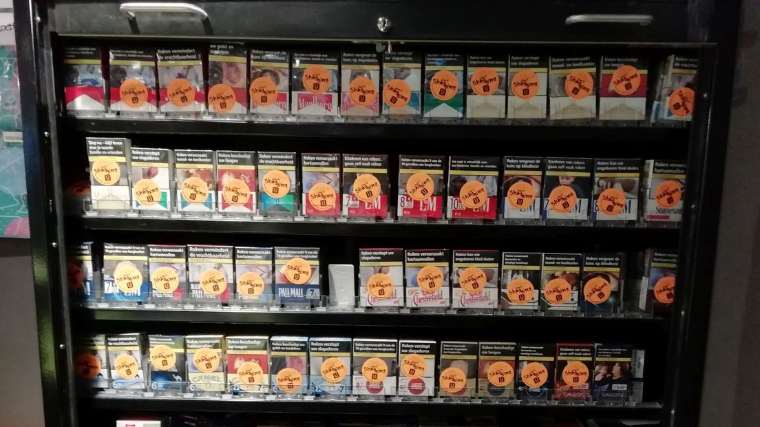 Pakjes sigaretten in de Spar zijn voorzien van een extra sticker die roken moet ontmoedigen