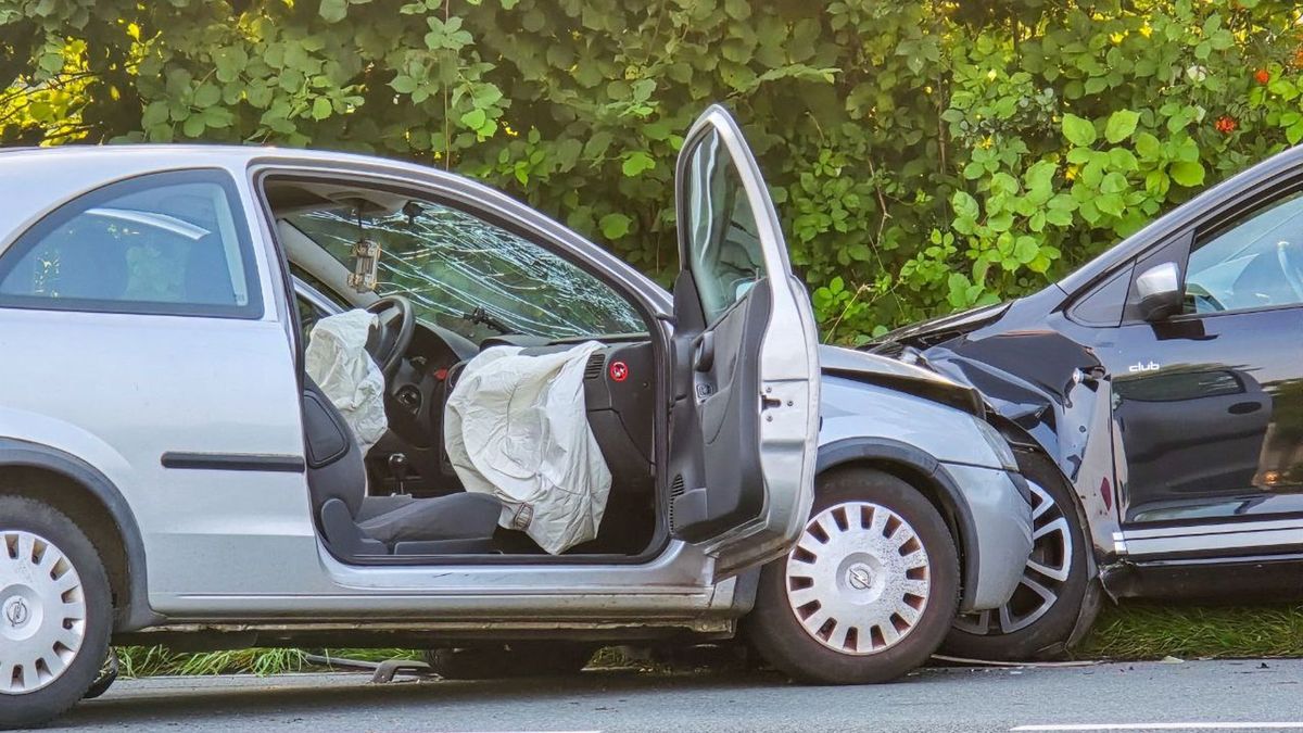 112 Nieuws: Twee personen naar ziekenhuis na aanrijding Enschede