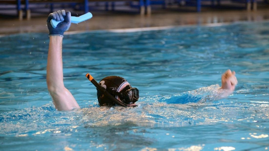 Heracles speelt onderwaterhockey