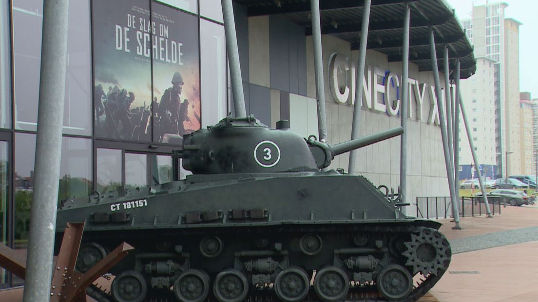 Tank en filmposter Slag om de Schelde bij bioscoop Cinecity in Vlissingen