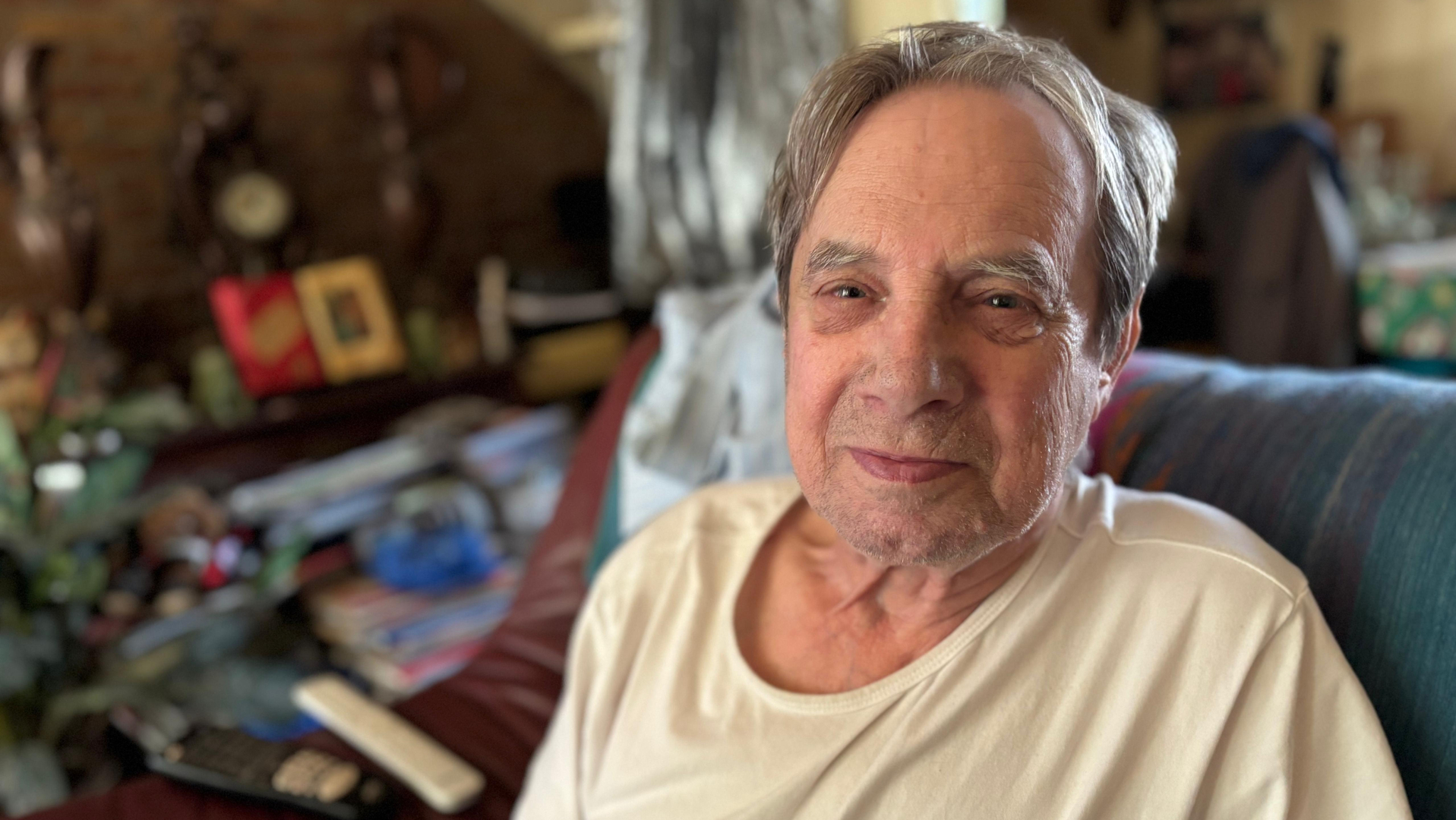 Piet Stevens in zijn huis in Rotterdam IJsselmonde