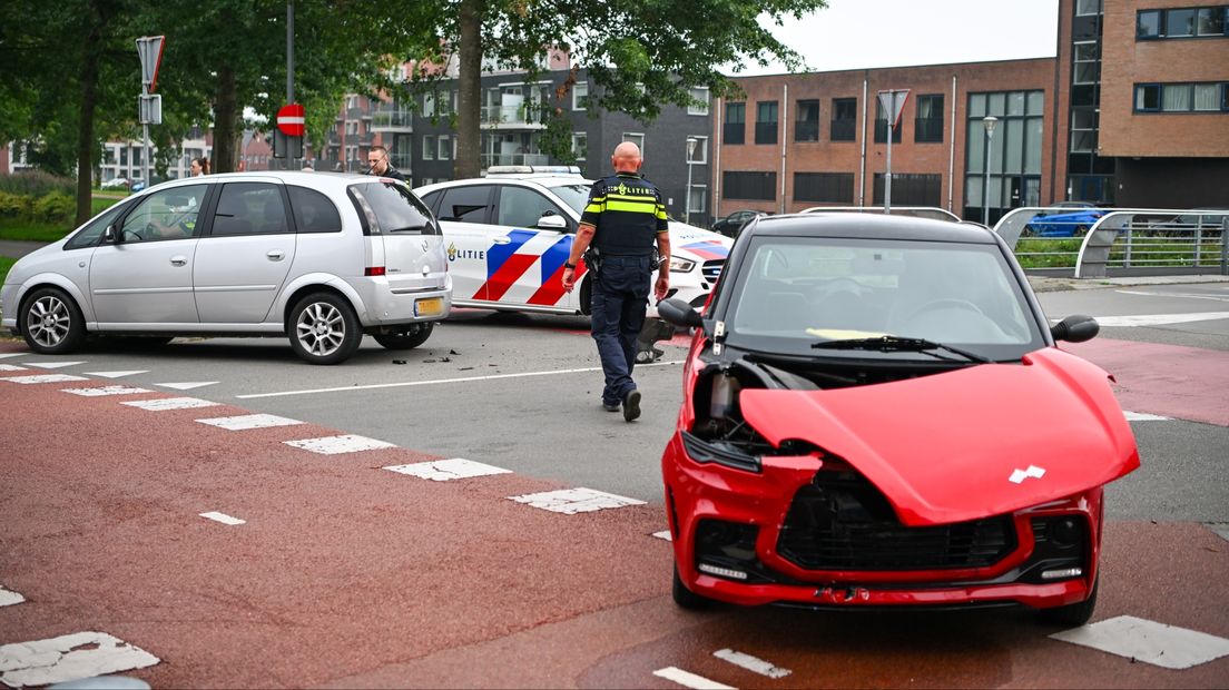 Beide voertuigen raakten door de aanrijding beschadigd