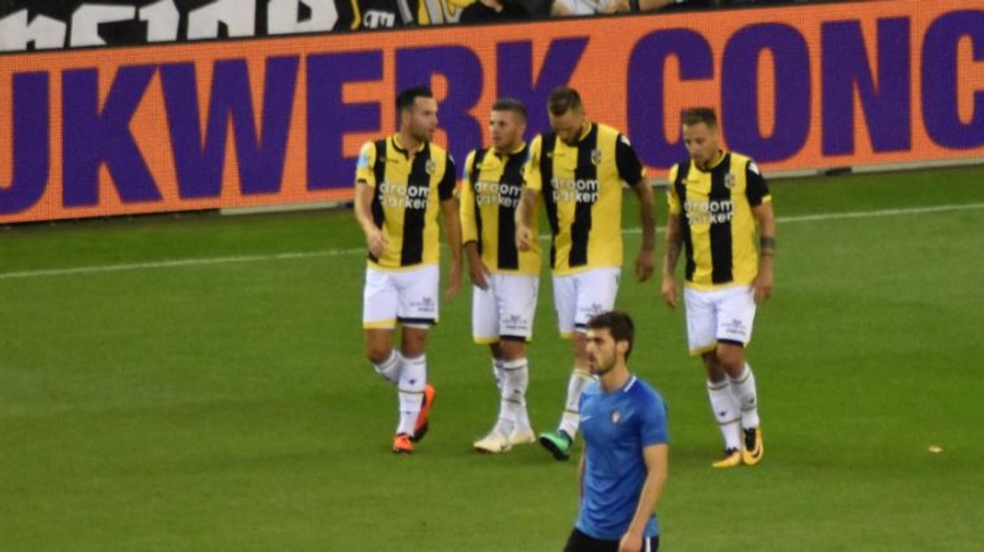 Vitesse heeft de derde voorronde van de Europa League bereikt. Een 3-1 winst op Viitorul was genoeg na een 2-2 gelijkspel vorige week in Roemenië. De doelpunten kwamen van de voeten van Matavz, Linssen en Beerens. Nu is FC Basel volgende week in Arnhem de tegenstander.