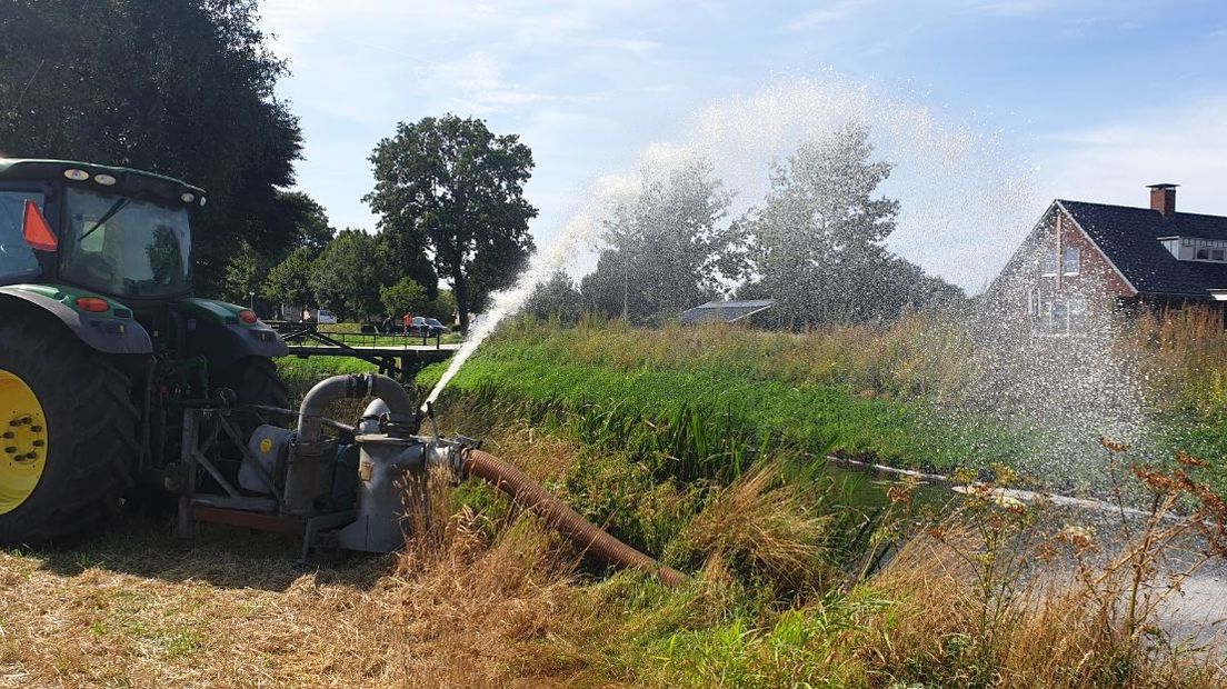 Met een waterpomp wordt het water belucht (Rechten: RTV Drenthe/Dylan de Lange)