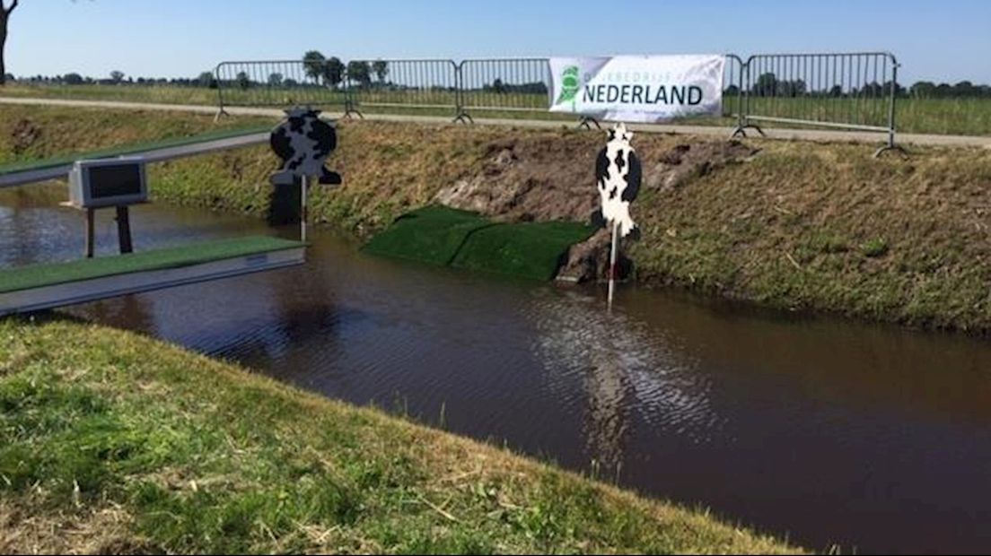 De sloot die de deelnemers moeten trotseren