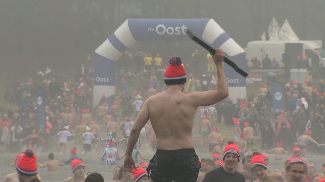 Groninger pakt als eerste bokaal en wint 250 euro tijdens RTV Oost Nieuwjaarsduik