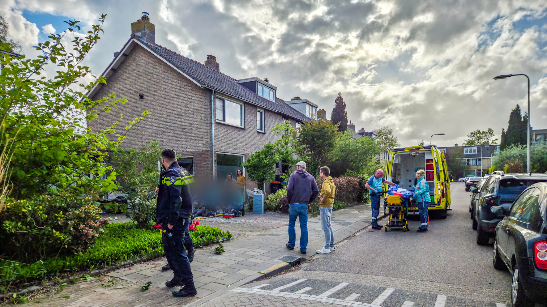 Motor belandt in voortuin, 1 gewonde