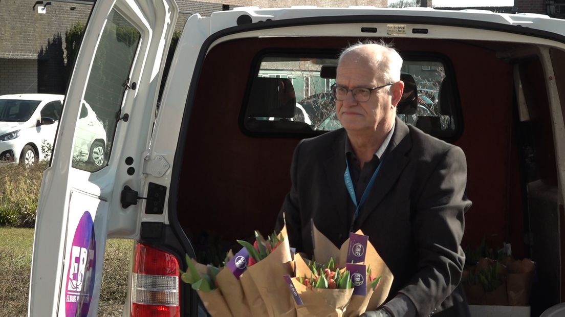 Voor elke oudere een bloemetje: de Elburg Foundation verraste woensdagmiddag vier verzorgingstehuizen in de gemeente Elburg. Bij Het Nieuwe Feithenhof, de Voord, Mariposa en Hart van Thornspic bezorgde de organisatie in totaal 300 bossen tulpen. 'Zo willen we laten merken dat we nog steeds aan onze ouderen denken.'