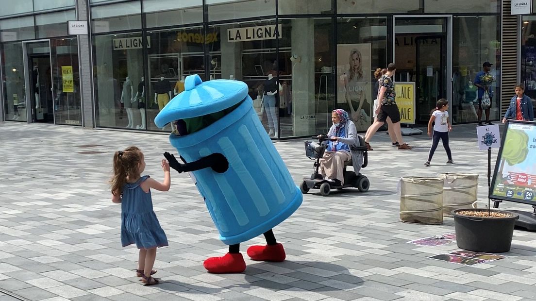 Mascotte Prullie helpt met het oprapen van peuken