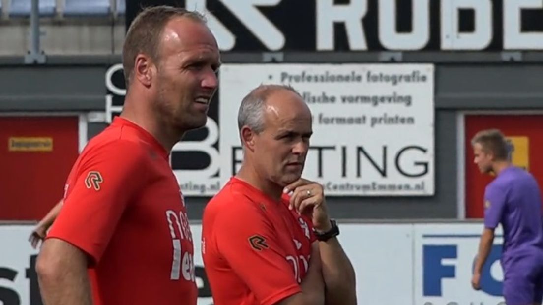 FC Emmen trainer Dick Lukkien en assistent-trainer René Grummel observeren tijdens de training (archieffoto)