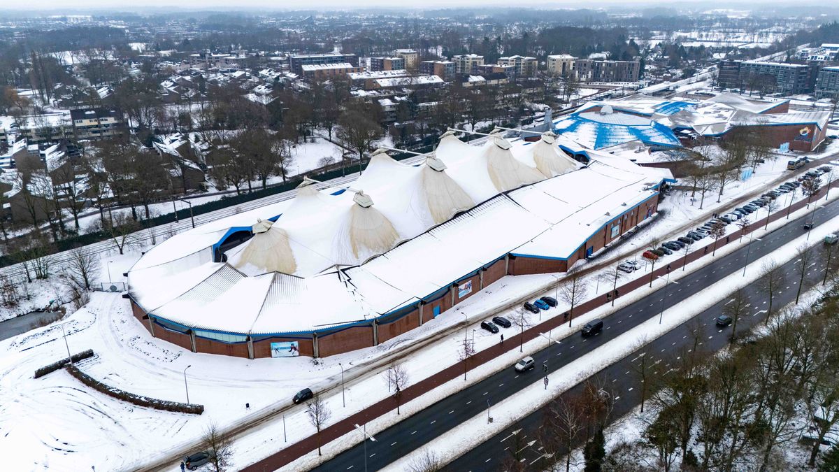 IJsbaan De Scheg dicht om sneeuw die van dak valt, Borne sluit sporthallen