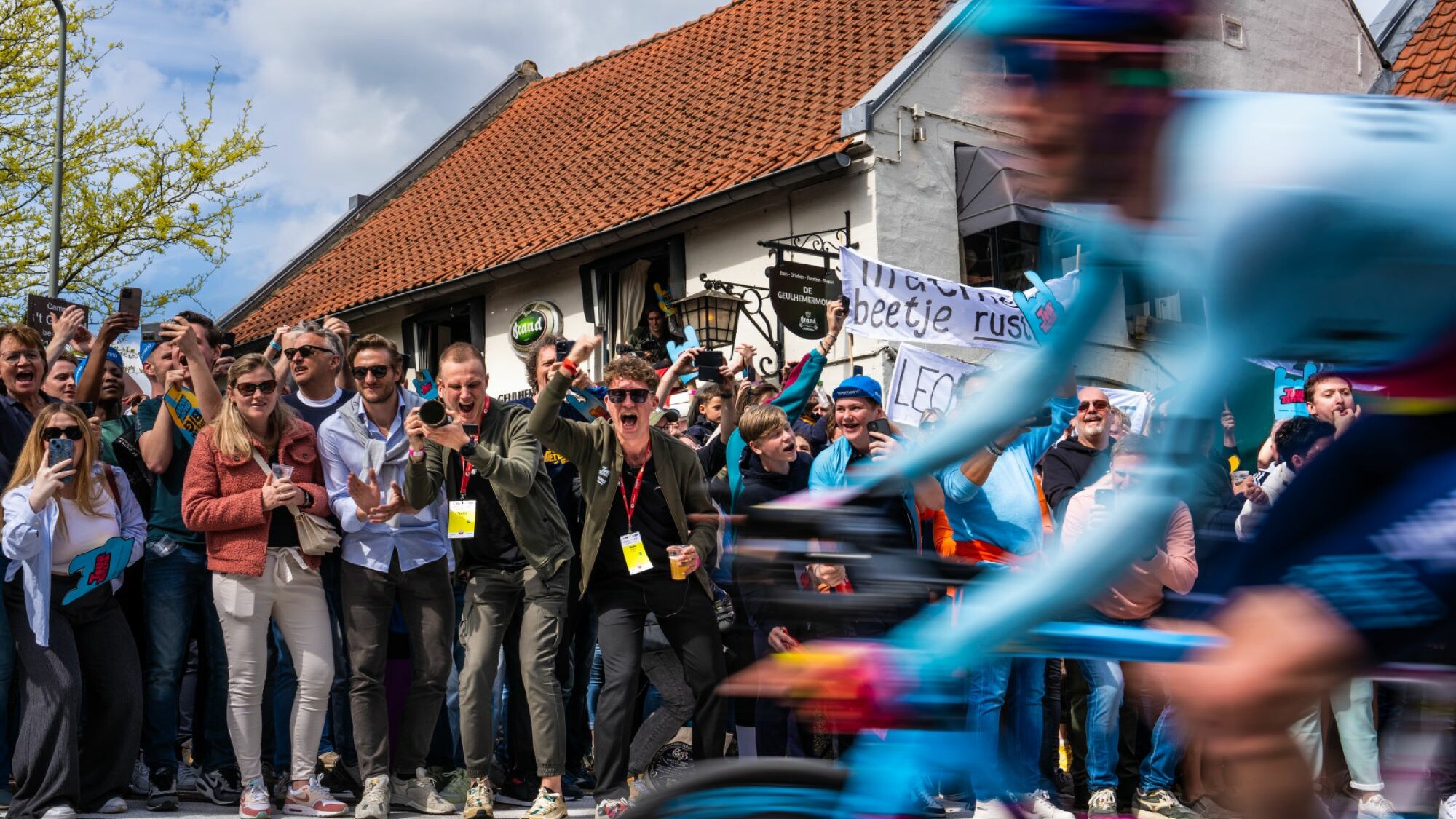 Josse Wester moediget syn team oan by de Amstel Gold Race