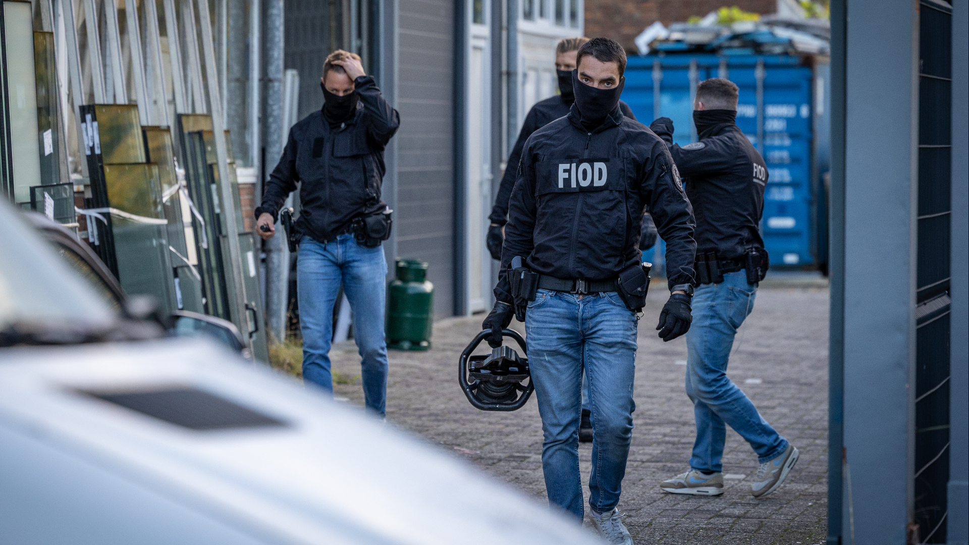 Ook de FIOD was betrokken bij de inval in de Waalhaven