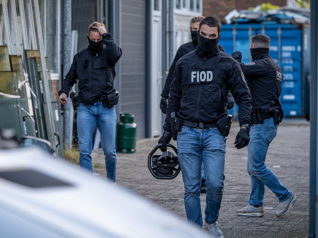 Ook de FIOD was betrokken bij de inval in de Waalhaven