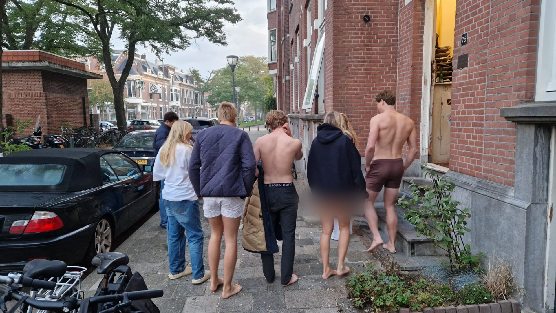 De studenten konden op tijd naar buiten vluchten