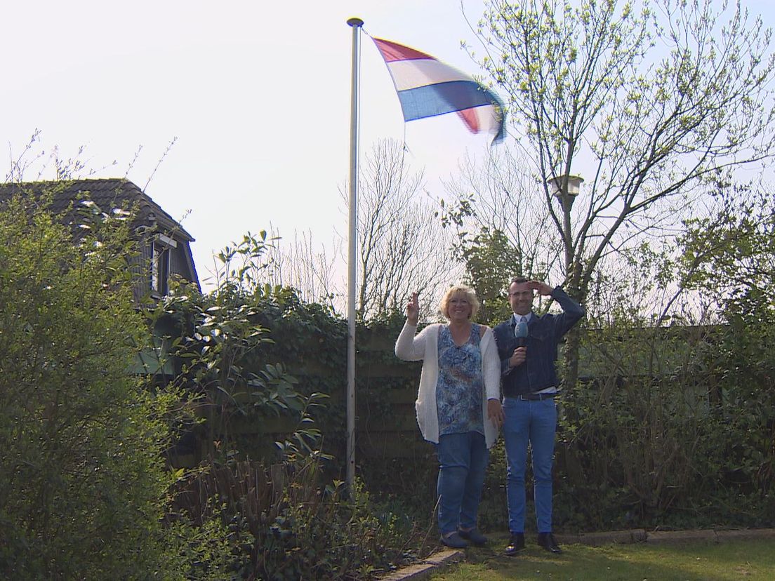 Britse Jillian naast haar nieuwe Nederlandse vlag.