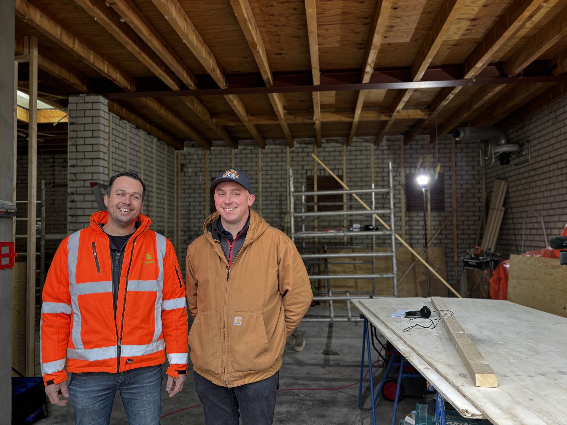 Brandweerkazerne Cadzand krijgt na jaren opknapbeurt: 'De klimop groeide steeds verder naar binnen'