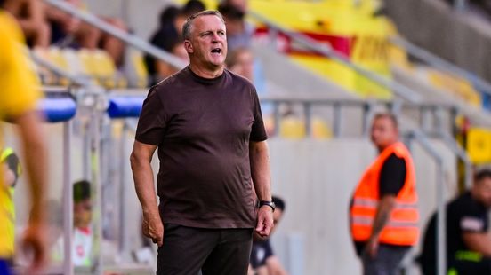 John van den Brom: "Onacceptabel hoe kinderachtig wij de goals weggeven" Home
