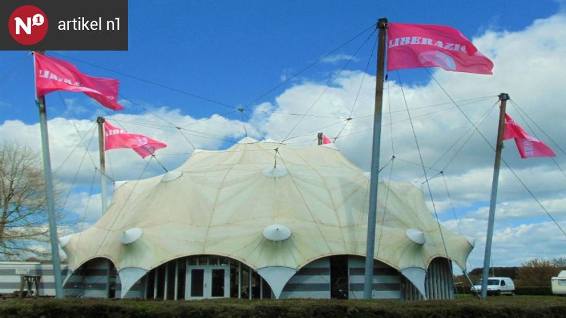 Het Bevrijdingsmuseum in Groesbeek staat stil bij 'sporten in vrijheid'. Tot zondagnacht gloeit de markante koepel van het museum in een roze kleur in het donkere landschap ter ere van de Giro d’Italia, die zaterdag ook door Groesbeek komt.