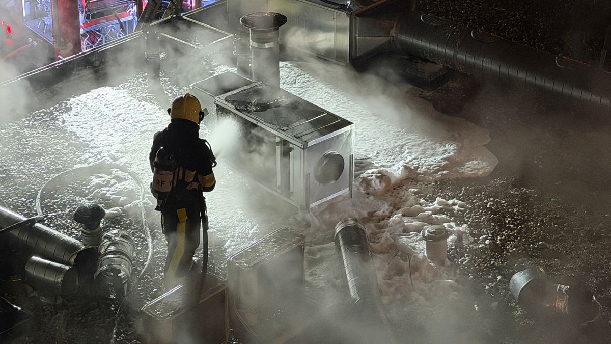 Grote brand in centrum Leeuwarden: gevels staan op instorten