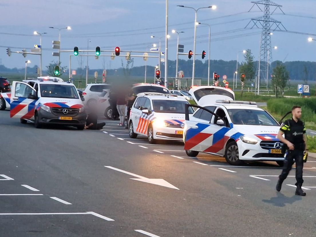 Politie treft twee airsoftwapens aan op parkeerplaats in Papendrecht